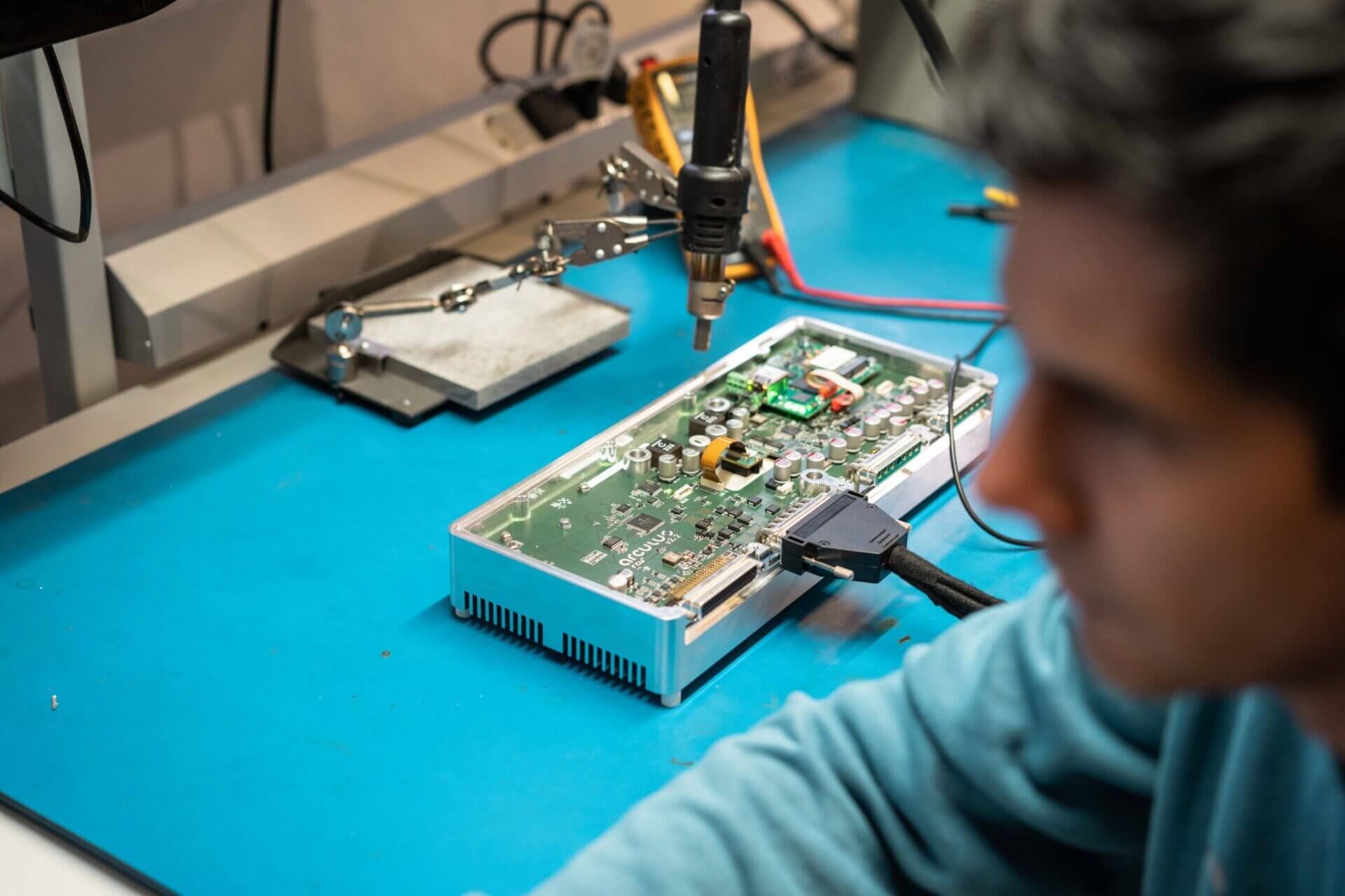 Andres with Robot Control Unit (RCU) in the electronics lab at arculus