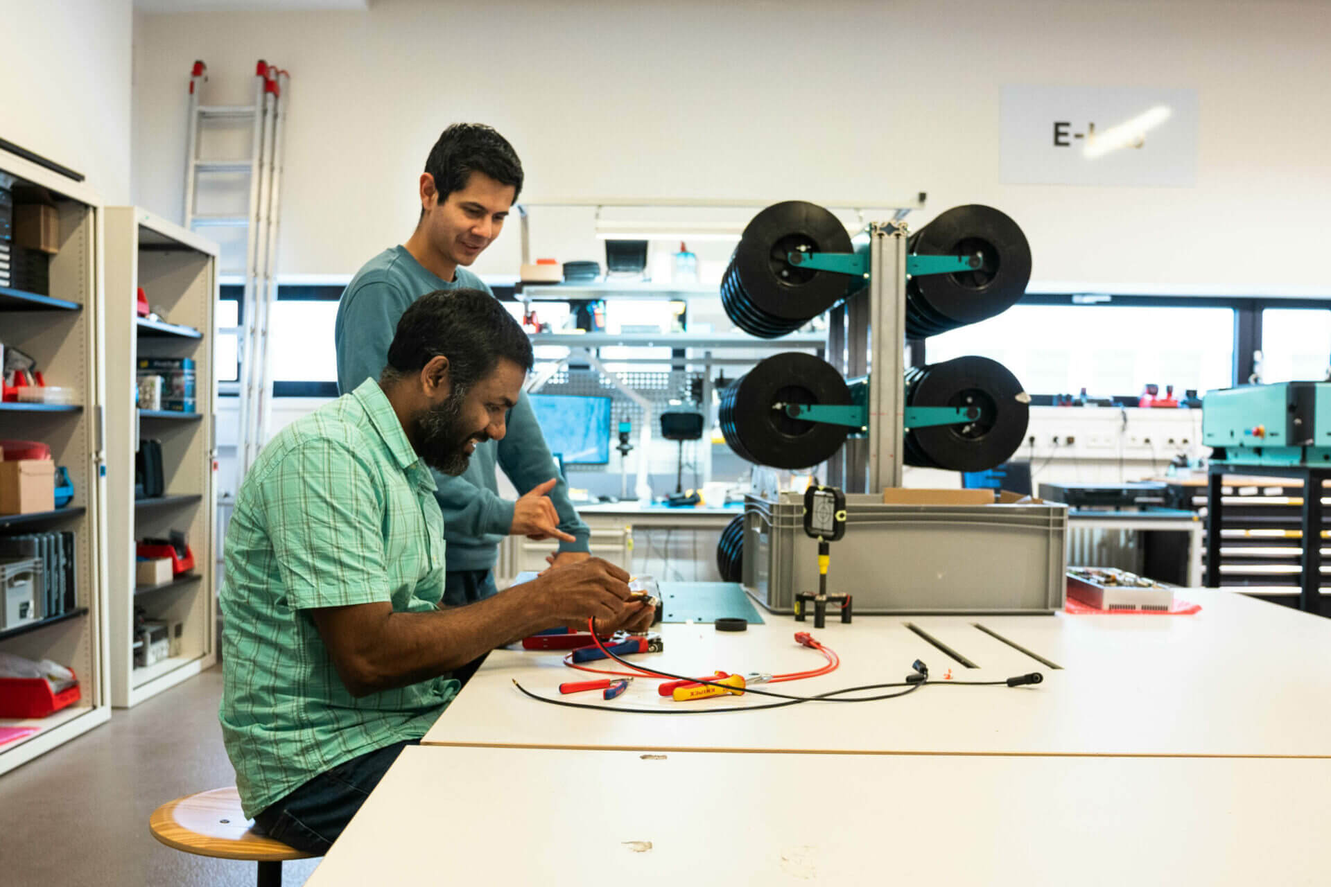 Andres working with a colleague from the electronics team in the arculus' electronic lab