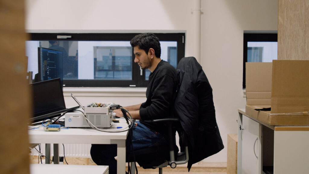 Hassan Saeed, DevOps Engineer at arculus working at his station in our Munich office